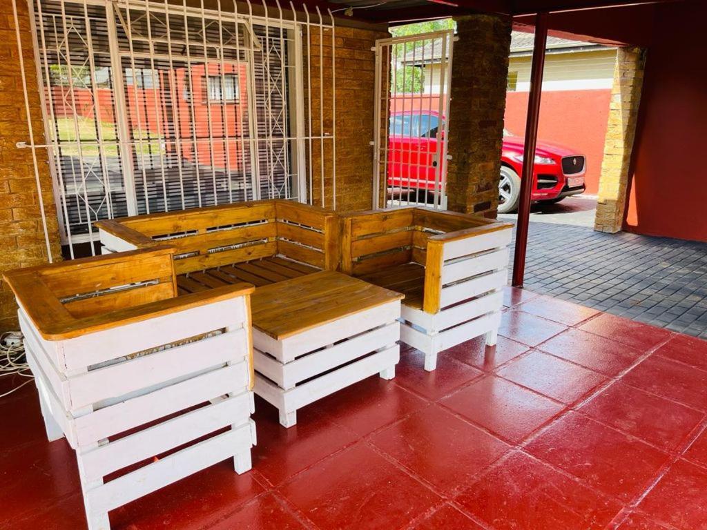 Ithonsi Guesthouse And Spa Kempton Park Exteriör bild