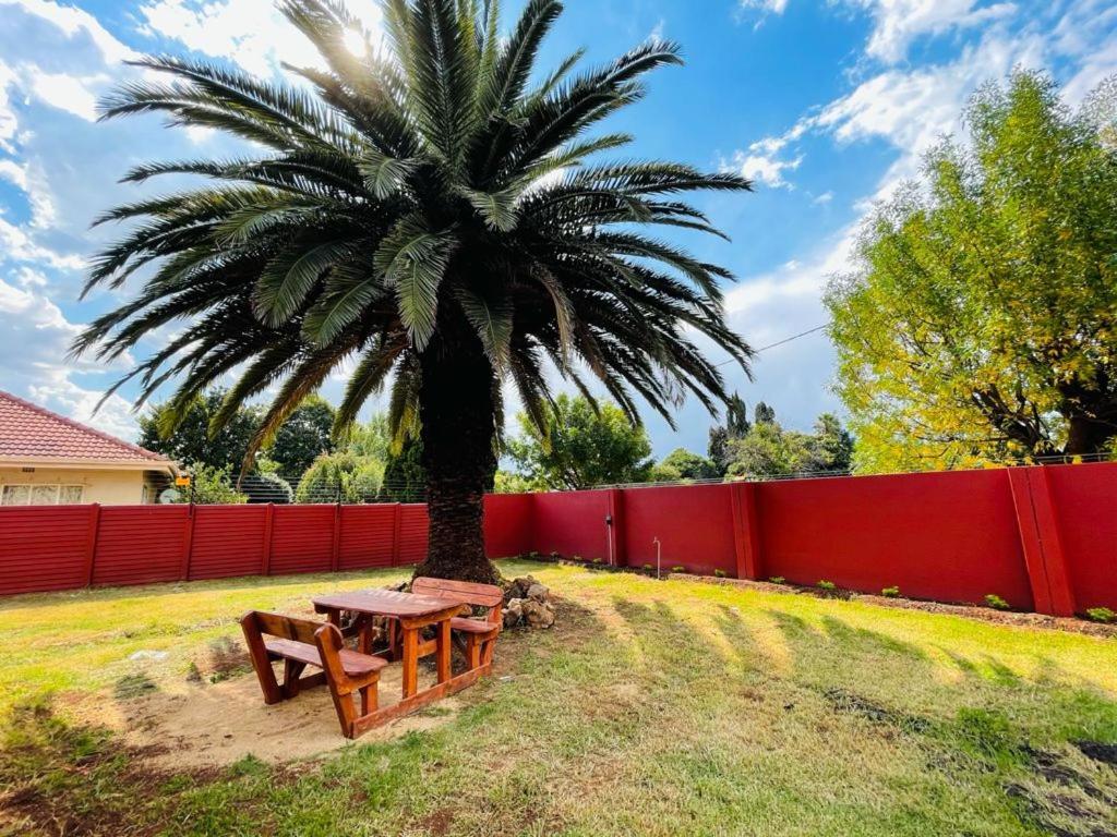 Ithonsi Guesthouse And Spa Kempton Park Exteriör bild